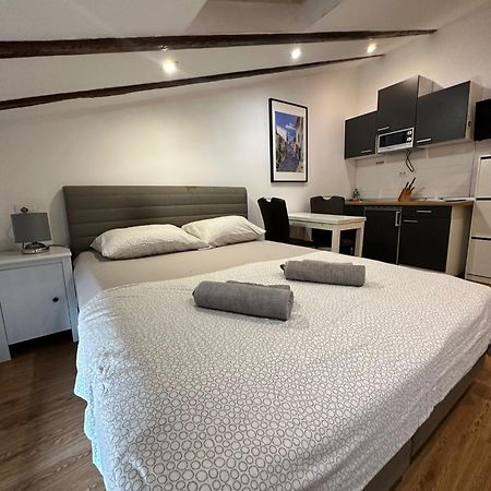 Apartment In The Heart Of Pula Exterior photo